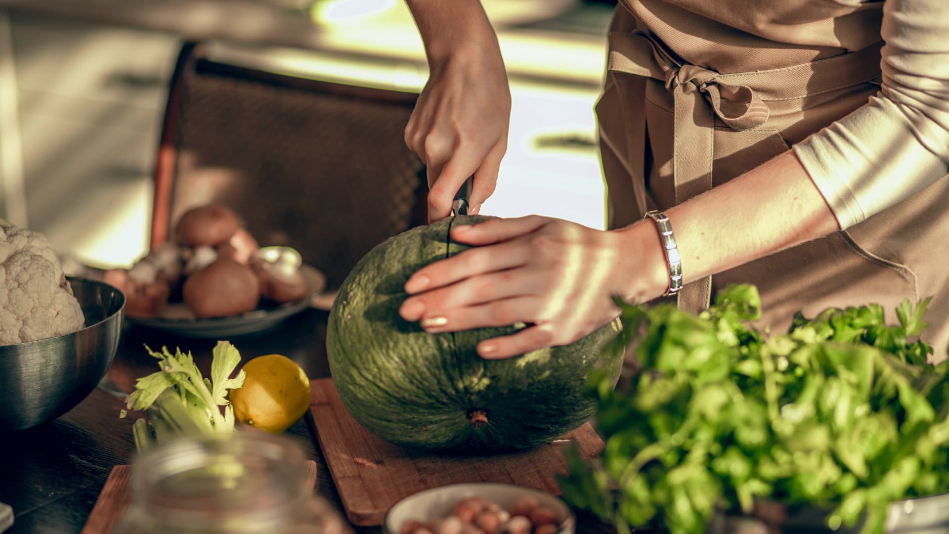 person slicing open a pineable